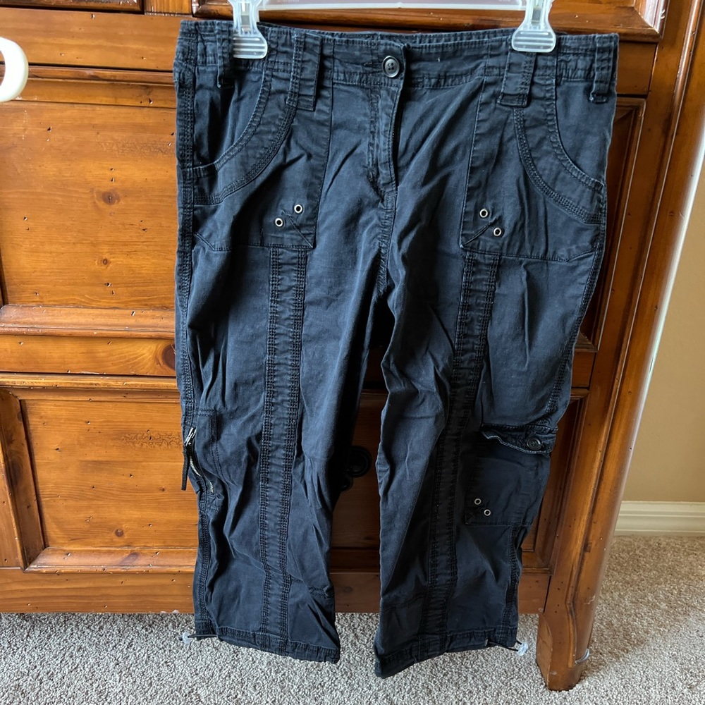 Black capris